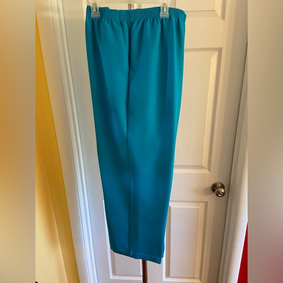 🦋 NEW LISTING!! 🦋 Lovely aqua colored pants.  NWOT  A great price!! - Picture 1 of 2